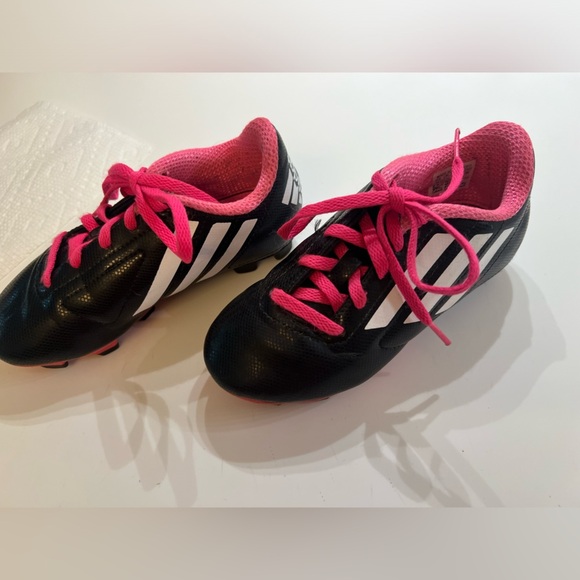 ADIDAS GIRLS BLACK/WHITE/PINK SOCCER CLEATS. SIZE 12 - Picture 3 of 12